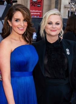 ARCHIVO- Tina Fey y Amy Poehler, que presentarán los premios Globo de Oro este 28 de febrero, llegan a la ceremonia del Oscar en el Teatro Dolby de Los Angeles, el 24 de febrero de 2019.