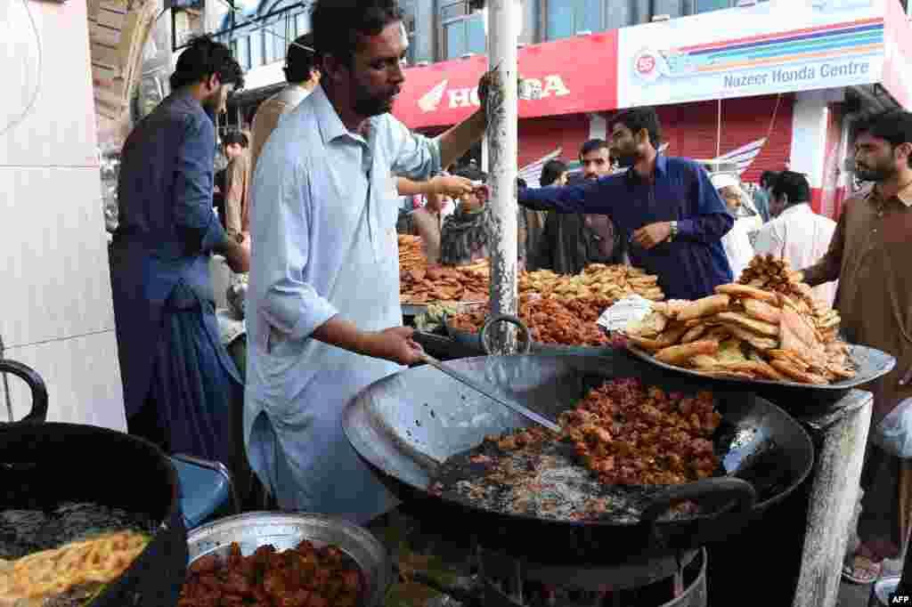 دستفروشان در پاکستان غذاهای مخصوص ماه رمضان را تهیه و به فروش می‌رسانند.