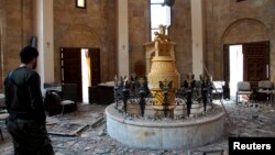 «Սիրիայի ազատ բանակ»-ի մարտիկներից մեկը՝ Դեյր ալ-Զորի հայկական քանդված եկեղեցում, 5 մարտի 2013թ.