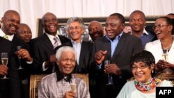 Sự kiện chính đánh dấu ngày này là việc diễn lại cảnh ông Mandela bước ra khỏi nhà tù Victor Verster trên đảo Robben