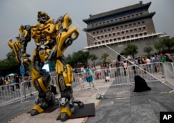 美国电影《 变形金刚4：绝迹重生（ "Transformers: Age of Extinction" ） 》中的变形金刚在北京前门前面，这是该影片在中国推销活动的一部分（2014年1月21日）
