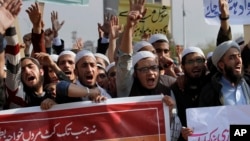 Para siswa sekolah Islam di Pakistan melakukan unjuk rasa untuk mendukung UU Anti Penghujatan agama dalam aksi di Islamabad, Pakistan, 8 Maret lalu (foto: dok).