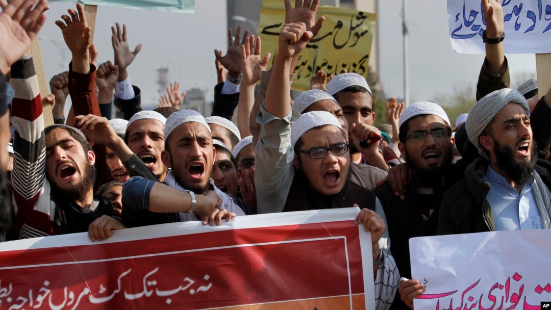 Para siswa sekolah Islam di Pakistan melakukan unjuk rasa untuk mendukung UU Anti Penghujatan agama dalam aksi di Islamabad, Pakistan, 8 Maret lalu (foto: dok).