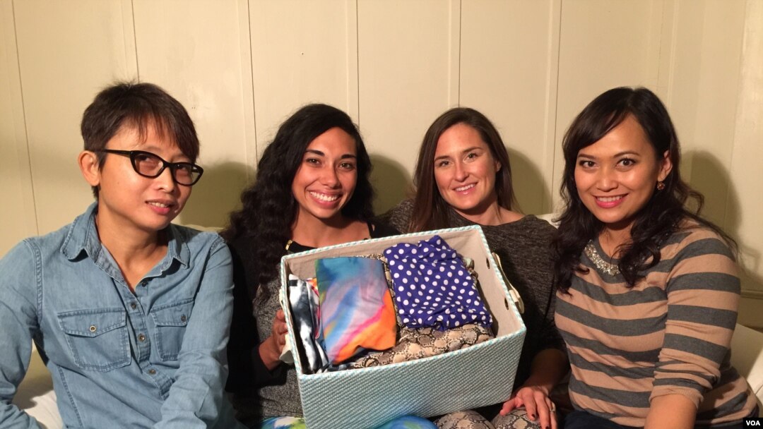 Rachel Frey (kedua dari kiri) bersama reporter VOA dan pakaian yoga yang diproduksinya di San Francisco. (Foto: VOA)