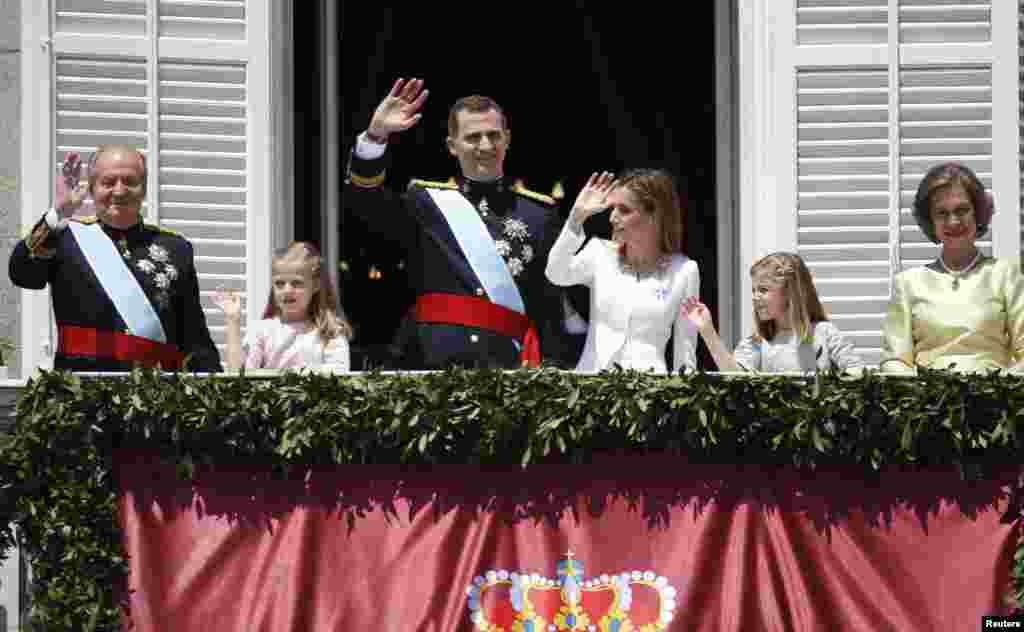 Los nuevos reyes, junto a sus hijas y el Rey Juan Carlos I y la Reina Sofía saludaron a la nación desde el balcón del Palacio Real de Madrid. 