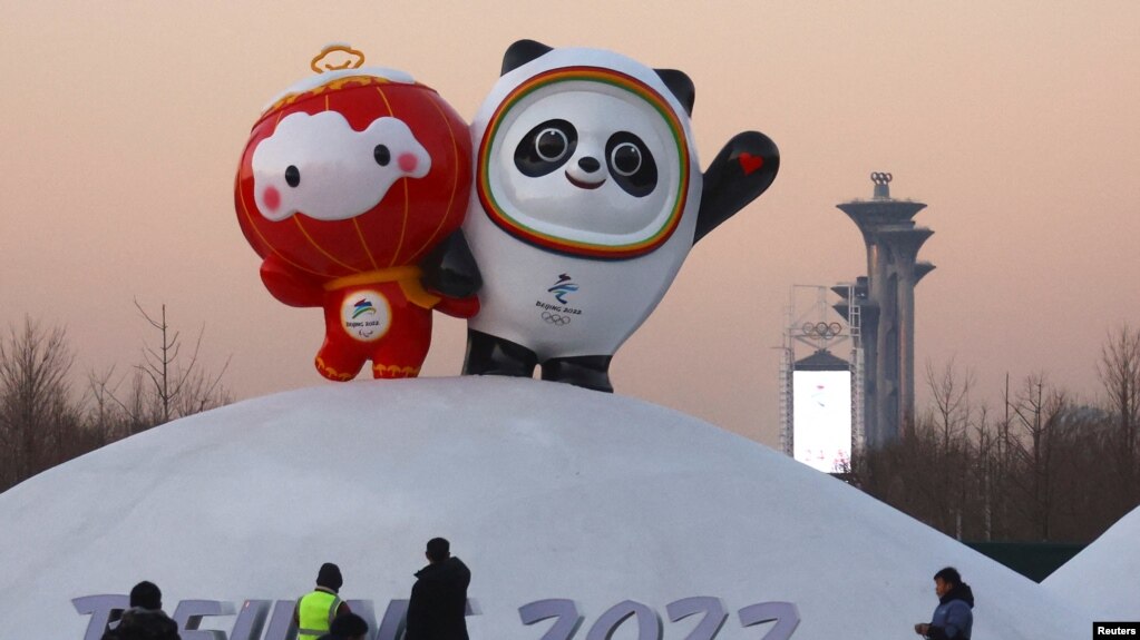 工人在北京冬奥会场馆树起冬奥会吉祥物冰墩墩和雪容融。（2022年1月11日）(photo:VOA)