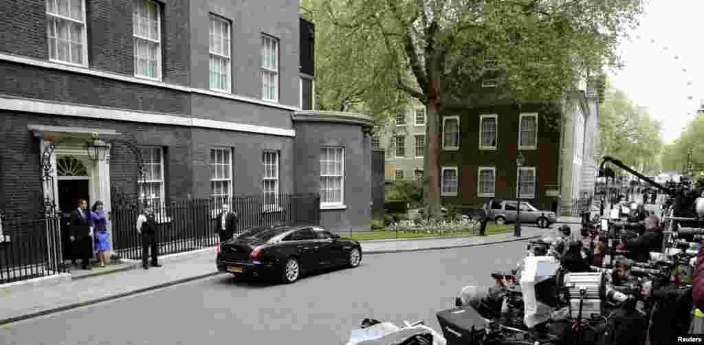 Prime Minister David Cameron and his wife Samantha leave Number 10 Downing Street to meet with Queen Elizabeth at Buckingham Palace in London, May 8, 2015.