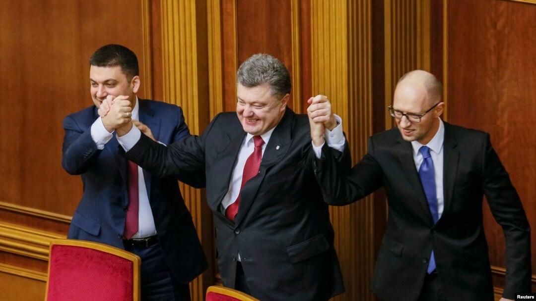 Tổng thống Petro Poroshenko, giữa, Thủ tướng Ukraine được tái bổ nhiệm Arseniy Yatsenyuk, phải, và Chủ tịch Quốc hội mới của Ukraine Volodymyr Groysman trong phiên họp quốc hội ở Kiev, 27/11/2014.
