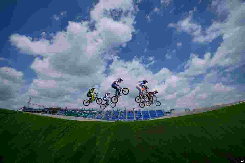 2020 도쿄올림픽 사이클 BMX(자전거모토크로스) 레이싱에 출전한 브라질과 케나다, 러시아, 프랑스, 네덜란드, 미국 선수들이 질주하고 있다. 