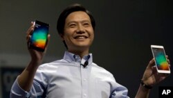 Lei Jun, CEO Xiaomi, memperkenalkan produk terbaru Xiaomi pada konferensi pers di Beijing (foto: dok). 