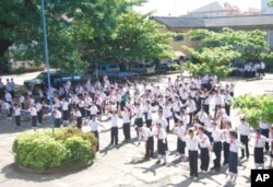 ນັກຮຽນໂຮງຮຽນມັດທະຍົມປາຍວຽງຈັນ ຊຶ່ງເປັນສະຖາບັນການສຶກສາ ທີ່ມີຊື່ສຽງດ້ານຄຸນນະພາບໃນລະດັບຊາດແຫ່ງນຶ່ງຂອງລາວ