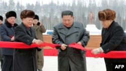 김정은 북한 국무위원장이 백두산 삼지연군 읍지구 준공식에 참석해 준공테이프를 끊었다고 북한 관영 조선중앙통신이 3일 보도했다. 