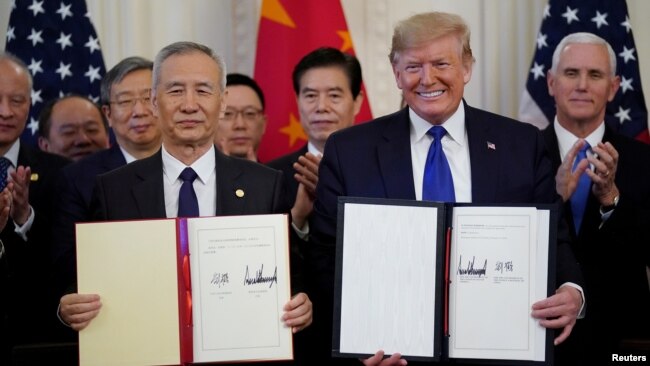 美国总统唐纳德·特朗普在华盛顿白宫东厅签署美中贸易协定“第一阶段”后与中国国务院副总理刘鹤站在一起。(2020年1月15日)