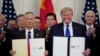 美国总统特朗普与中国副总理刘鹤于2020年1月15日在华盛顿白宫东厅签署了“第一阶段”美中贸易协议。