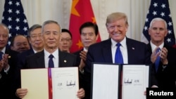 美国总统特朗普与中国副总理刘鹤于2020年1月15日在华盛顿白宫东厅签署了“第一阶段”美中贸易协议。