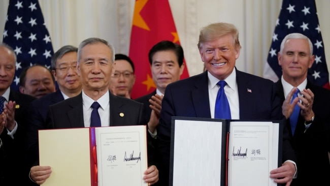 2020年1月15日，特朗普总统和中国副总理刘鹤在白宫签字之后合影。