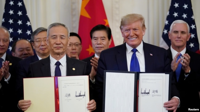 2020年1月15日，特朗普总统和中国副总理刘鹤在白宫签字之后合影。