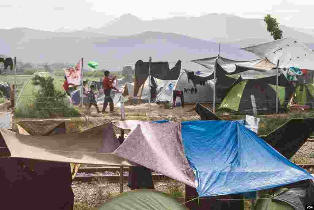 Numbers at Idomeni peaked after the border closure at around 15,000 people. That has now dropped to 12,000, April 22, 2016. (J. Owens/VOA) 