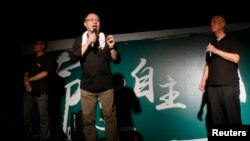 Người đồng sáng lập Phong trào Chiếm TrungChan Kin-man đã đưa ra lời xin lỗi cộng đồng doanh nghiệp Hong Kong. và cầu xin sự kiên nhẫn.