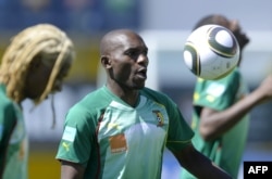 Geremi Njitap lors d'un entrainement au stade Santos Pinto Stadium de Covilha, Portugal, 31 mai 2010