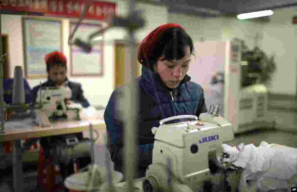 9일 평양양말공장 노동자들이 스타킹을 생산하고 있다.