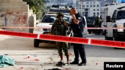Lực lượng an ninh Israel đứng tại hiện trường của một vụ tấn bằng dao mà theo quân đội Israel là do một người Palestine thực hiện, tại Tal- Rumida thuộc thành phố Bờ Tây Hebron, ngày 17 tháng 09 2016.