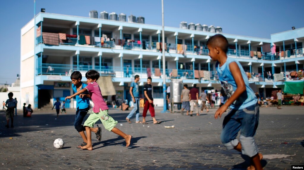 Tư liệu - Trẻ em người Palestine chơi đá bóng trong một trường học do Liên Hiệp Quốc điều hành trong trại tị nạn Jabaliya ở phía bắc Dải Gaza, ngày 31 tháng 7, 2014.