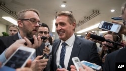 El senador Jeff Flake se declaró complacido porque el líder de su bloque, Mitch McConnell, se comprometió a someter el proyecto sobre inmigración a votación en enero.