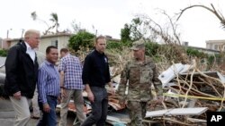 3일 푸에르토리코를 방문한 도널드 트럼프 대통령이 허리케인 피해 지역을 둘러보고 있다.