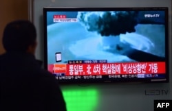 People at a railroad station in Seoul, South Korea, watch a news report on North Korea's first hydrogen bomb test, Jan. 6, 2016.