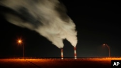 Sekitar 40 % polusi karbon di Amerika berasal dari pembangkit listrik (foto: ilustrasi).