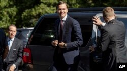 Jared Kushner, nan mitan, ki se bofis epi konseye Prezidan ameriken an, Donald Trump. 