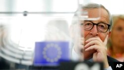 El presidente de la Comisión Europea, Jean-Claude Juncker, escucha el miércoles 18 de septiembre de 2019 en Estraburgo, Francia, un debate en el Parlamento Europeo sobre el proceso de salida de Gran Bretaña. 