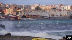 Mwili wa kijana mmoja ukifunikwa na blanketi baada ya kuokotwa na polisi wa Uispania kwenye maji karibu na mpaka kati ya Morocco na Uispania, Mei 20, 2021. Picha ya AP.