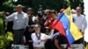 ARCHIVO - La líder opositora María Corina Machado ondea una bandera venezolana durante una manifestación para protestar por los resultados de las elecciones presidenciales, en Caracas, el 3 de agosto de 2024.