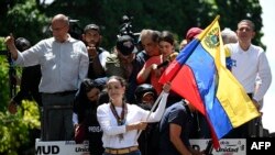 ARCHIVO - La líder opositora María Corina Machado ondea una bandera venezolana durante una manifestación para protestar por los resultados de las elecciones presidenciales, en Caracas, el 3 de agosto de 2024.