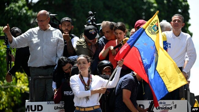 ARCHIVO - La líder opositora María Corina Machado ondea una bandera venezolana durante una manifestación para protestar por los resultados de las elecciones presidenciales, en Caracas, el 3 de agosto de 2024.