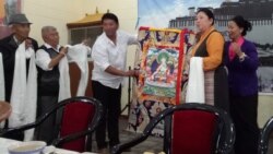རྡ་སའི་མི་མང་གིས་ནང་སྲིད་བཀའ་བློན་ལ་ཐུགས་རྗེ་ལེགས་འབུལ་ཞུས་པ།