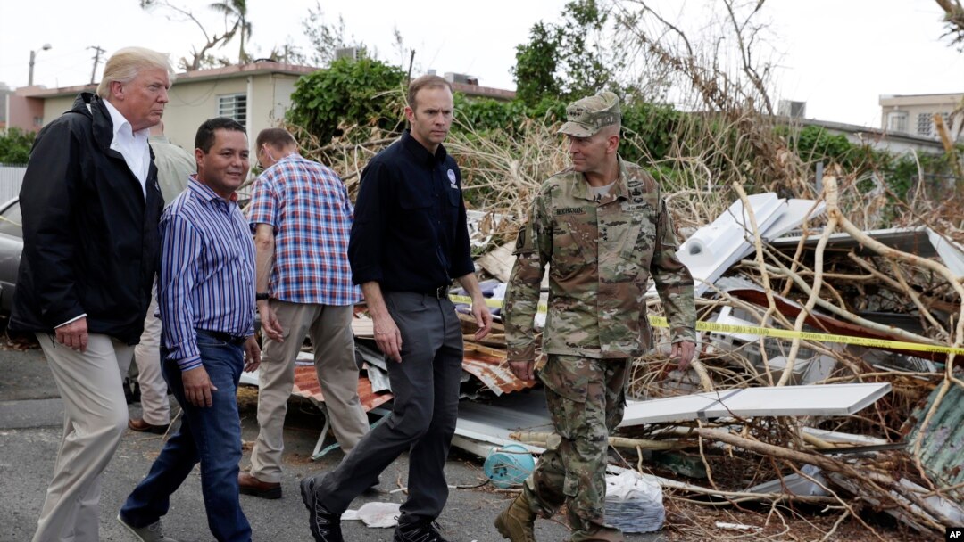 Presiden AS Donald Trump ketika meninjau kerusakan yang diakibatkan oleh Badai Maria dalam kunjungannya di Guaynabo, Puerto Rico, Selasa (3/10). 