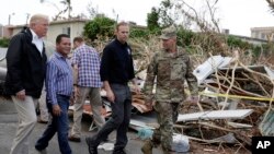 Presiden AS Donald Trump ketika meninjau kerusakan yang diakibatkan oleh Badai Maria dalam kunjungannya di Guaynabo, Puerto Rico, Selasa (3/10). 