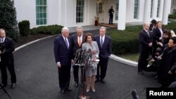 El líder de la mayoría de la Cámara Baja, Steny Hoyer, el líder de la minoría del Senado, Chuck Schumer, la presidenta de la Cámara, Nancy Pelosi y el senador Dick Durbin hablan con reporteros después de una reunión con el presidente Donald Trump 