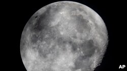 Bulan tampak dari Frankfurt, Jerman, 5 Oktober 2020. (Foto: AP)