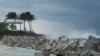 Las olas rompen en la costa de Cancún, en el Caribe mexicano ante la proximidad de la tormenta tropical Helene, el 24 de septiembre de 2024.