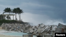 Las olas rompen en la costa de Cancún, en el Caribe mexicano ante la proximidad de la tormenta tropical Helene, el 24 de septiembre de 2024.