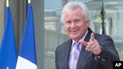 File - General Electric CEO Jeffrey Immelt gestures as he leaves the Elysee Palace after a meeting with French President Francois Hollande, June 2014.