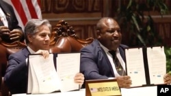 Menteri Luar Negeri AS Antony Blinken, kiri, dan Perdana Menteri Papua Nugini James Marape setelah menandatangani perjanjian di Port Moresby, Papua Nugini Senin, 22 Mei 2023. (Foto: via AP)