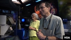 Sue Finley, kiri dan rekannya Steven Lichten, keduanya bekerja untuk Deep Space Network NASA's Deep Space Network, yang menyediakan komunikasi dengan pesawat ruang angkasa nirawak. Sue Finley yang berusia 80 tahun adalah pegawai terlama di NASA. (MO'Sullivan/VOA)