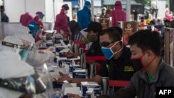 Warga secara sukarela mengikuti tes cepat (rapid test) gratis Covid-19 di Surabaya, 2 Juni 2020. (Foto: AFP)