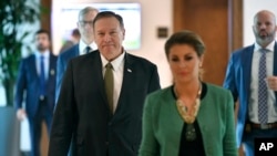 Morgan Ortagus, portavoz del Departamento de Estado de EE.UU., acompaña al secretario de Estado, Mike Pompeo, a una conferencia de prensa antes de partir de la Base Aérea al-Bateen en Abu Dhabi, Emiratos Árabes Unidos, el jueves 19 de septiembre de 2019. 