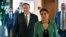 Morgan Ortagus, portavoz del Departamento de Estado de EE.UU., acompaña al secretario de Estado, Mike Pompeo, a una conferencia de prensa antes de partir de la Base Aérea al-Bateen en Abu Dhabi, Emiratos Árabes Unidos, el jueves 19 de septiembre de 2019.